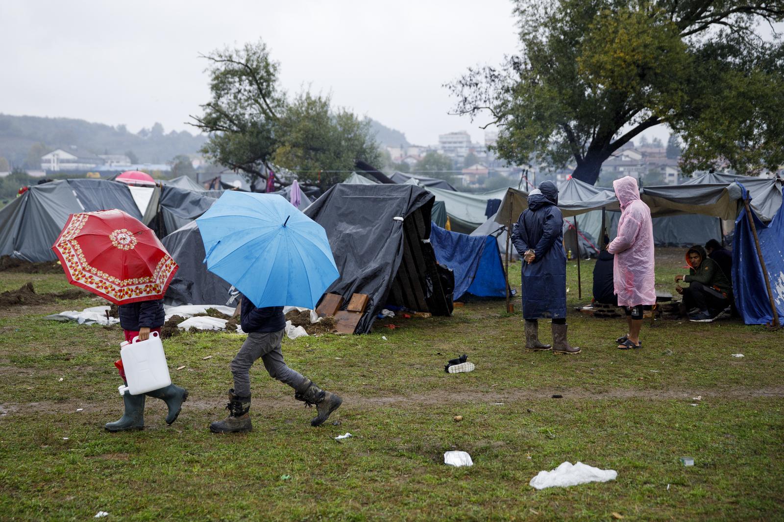 11.10.2021., Velika Kladusa, Bosna i Hercegovina - Stotine migranata, najvise porodice sa djecom nalazi se u novoformiranom improvizovanom satorskom naselju u blizini Velike Kladuse, svega nekoliko kilometara od granice sa Hrvatskom. Svi oni odbijaju ulazak u migrantske centre i u nadi iscekuju ljepse vrijeme pa da jos jednom pokusaju preci granicu i ostvare cilj odlaska u zemlje Evropske unije. Mnogi od njih su nekoliko puta pokusali preci granicu, te su nakon susreta sa granicnom policijom vraceni isprebijani i goli. U kampu nema niti jedna agencija ili organizacija koja pomaze ovim migrantima. Njih oko 300 spava na otvorenom, gdje se jutarnje temperature krecu oko 0 stepeni.