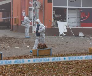 12.11.2021., Ladimirevci - U centru sela u mjestu Ladimirevci kod Osijeka nepoznati pocinitelj eksplozivnom napravom raznio je bankomat koji se nalazio na trgovini. Djelatnici PU osjecko baranjske odradju ocevid.