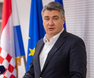 12.11.2021., Murter - Povodom Dana Opcine Tisno odrzana je svecana sjednica Opcinskog vijeca na kojoj su urucena priznanja najzasluznijim gradjanima. Predsjednik RH Zoran Milanovic. Photo: Dino Stanin/PIXSELL