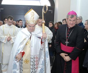 05.12.2012., Sisak - Zagrebacki nadbiskup Josip Bozanic blagoslovio je obnovljenu zgradu Velikog kaptola cime je ovo povijesno zdanje postalo sjediste Sisacke biskupije. Vlado Kosic, sisacki biskup.
Photo: Nikola Cutuk/PIXSELL