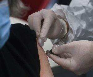 13.11.2020.Z,agreb - Ilustracija za cjjepljenje protov gripe. Ove je godine nabavljeno 460.000 doza, sto je nesto vise od procijenjenih potreba pocetkom godine. Hrvatski zavod za javno zdravstvo ove godine je narucio cetverovalentno cjepivo protiv sezonske gripe koje ce kao i dosadasnjih godina biti besplatno za osobe koje imaju povecani rizik od komplikacija gripe. Sastav ovogodisnjeg cjepiva protiv gripe sukladan je preporuci Svjetske zdravstvene organizacije za ovu sezonu, a temelji se na rezultatima kontinuiranog pracenja genskih i antigenskih osobina cirkulirajucih virusa gripe u prethodnoj sezoni.Photo: Zeljko Lukunic/PIXSELL