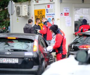 13.11.2021., Zagreb - Na punktovima za testiranje ispred Klinike za infektivne bolesti dr. Fran Mihaljevic i Nastavnog zavoda za javno zdravstvo Andrija Stampar nema guzvi.