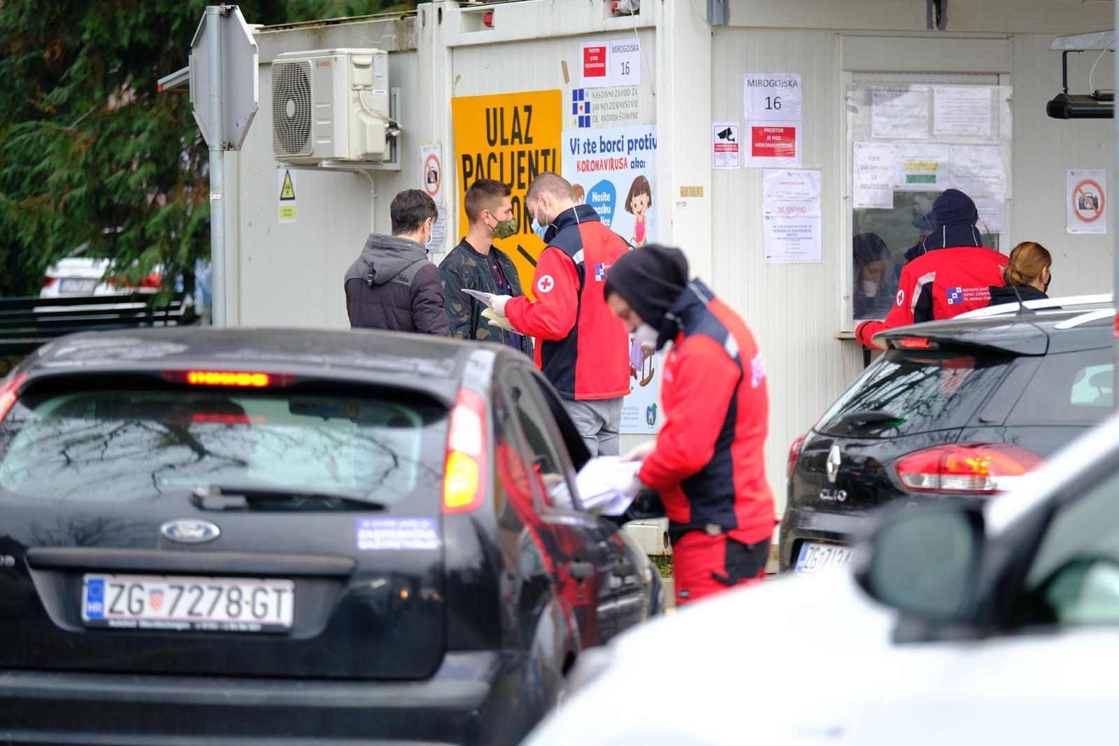 13.11.2021., Zagreb - Na punktovima za testiranje ispred Klinike za infektivne bolesti dr. Fran Mihaljevic i Nastavnog zavoda za javno zdravstvo Andrija Stampar nema guzvi.