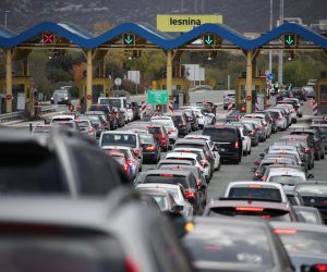 14.11.2021. Split - Guzve na naplatnim kucicama na ulazu u grad zbog velikog broja navijaca koji dolaze na utakmicu Hrvatska - Rusija