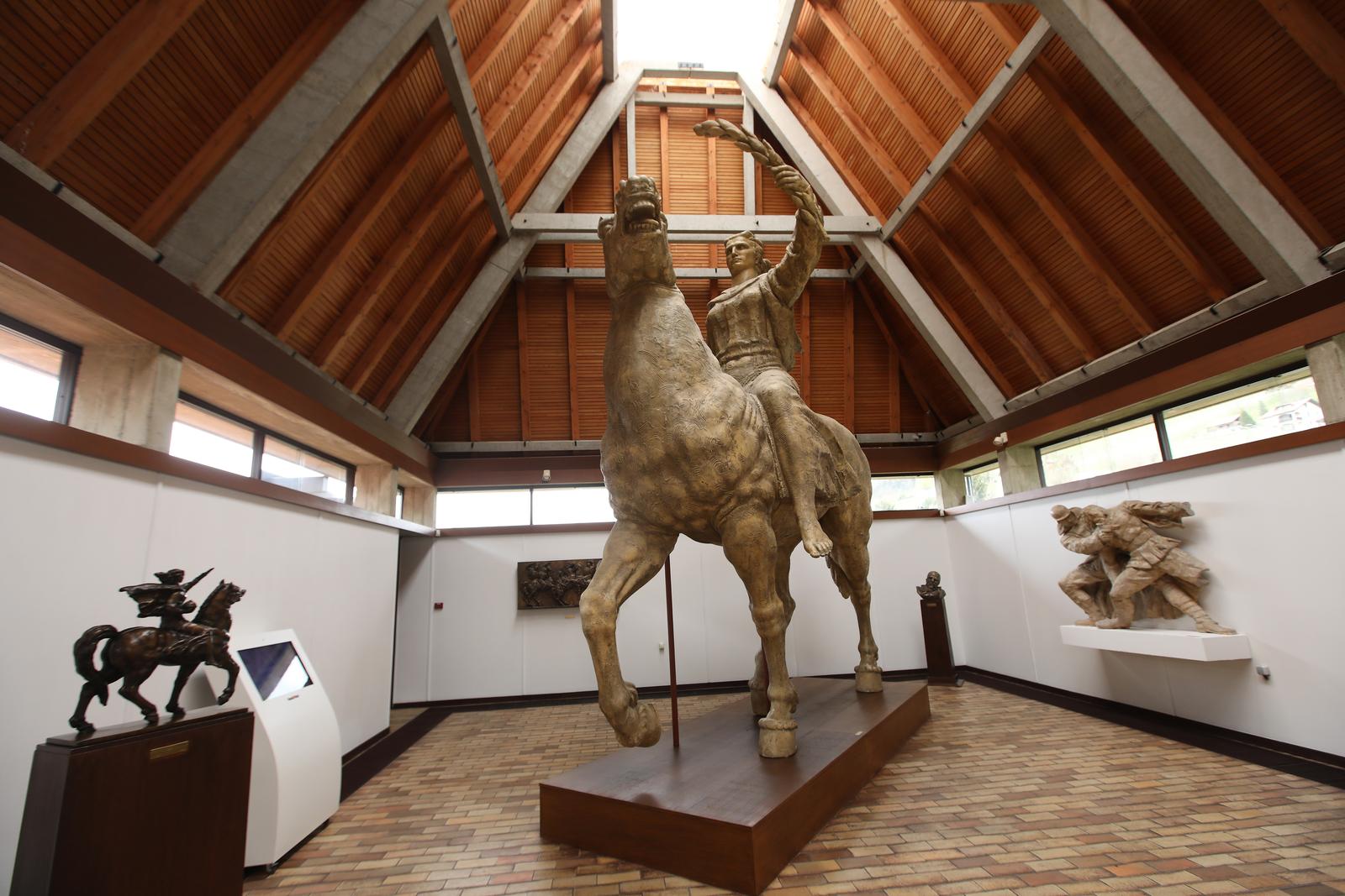 15.04.2021. Klanjec- Turisticka patrola iz Klanjca, grada u Hrvatskom zagorju Galerija "Antun Augustincic". Spomenik miru koji se nalazi ispred zgrade UN-a u New Yorku.
Photo: Boris Scitar/Vecernji list/PIXSELL