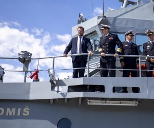 15.06.2021., Split - Ministar obrane Mario Banozic posjetio vojarnu "Admiral flote Sveto Letica Barba" gdje je obisao obnovljene sportske terene re obalni ophodni brod Obalne straze RH "Omis" OOB-31. Na fotografiji ministar obrane Mario Banozic.
Photo: Miroslav Lelas/PIXSELL