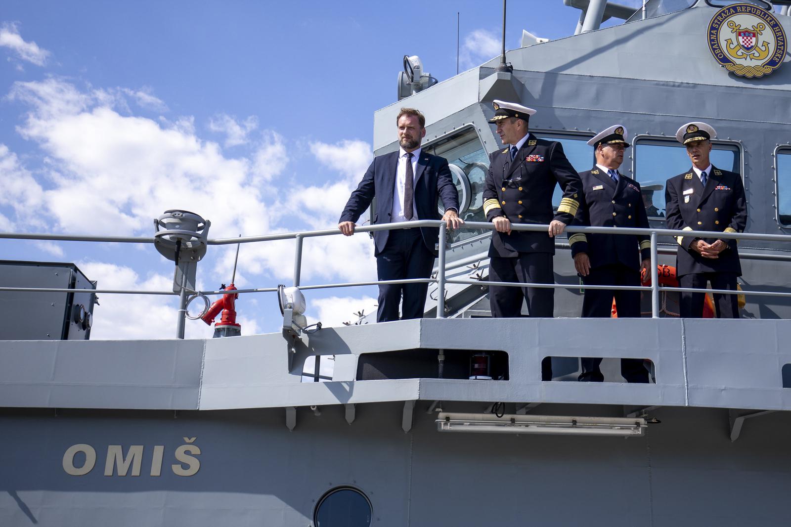 15.06.2021., Split - Ministar obrane Mario Banozic posjetio vojarnu "Admiral flote Sveto Letica Barba" gdje je obisao obnovljene sportske terene re obalni ophodni brod Obalne straze RH "Omis" OOB-31. Na fotografiji ministar obrane Mario Banozic.
Photo: Miroslav Lelas/PIXSELL