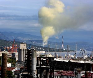 15.09.2017., Rijeka - U popodnevni satima u rafineriji nafte Rijeka Urinj doslo je do procesnog poremecaja u radu FCC postrojenja, sto je uzrokovalo kratkotrajno pojacano dimljenje na centralnom rafinerijskom dimnjaku.
Photo: Nel Pavletic/PIXSELL