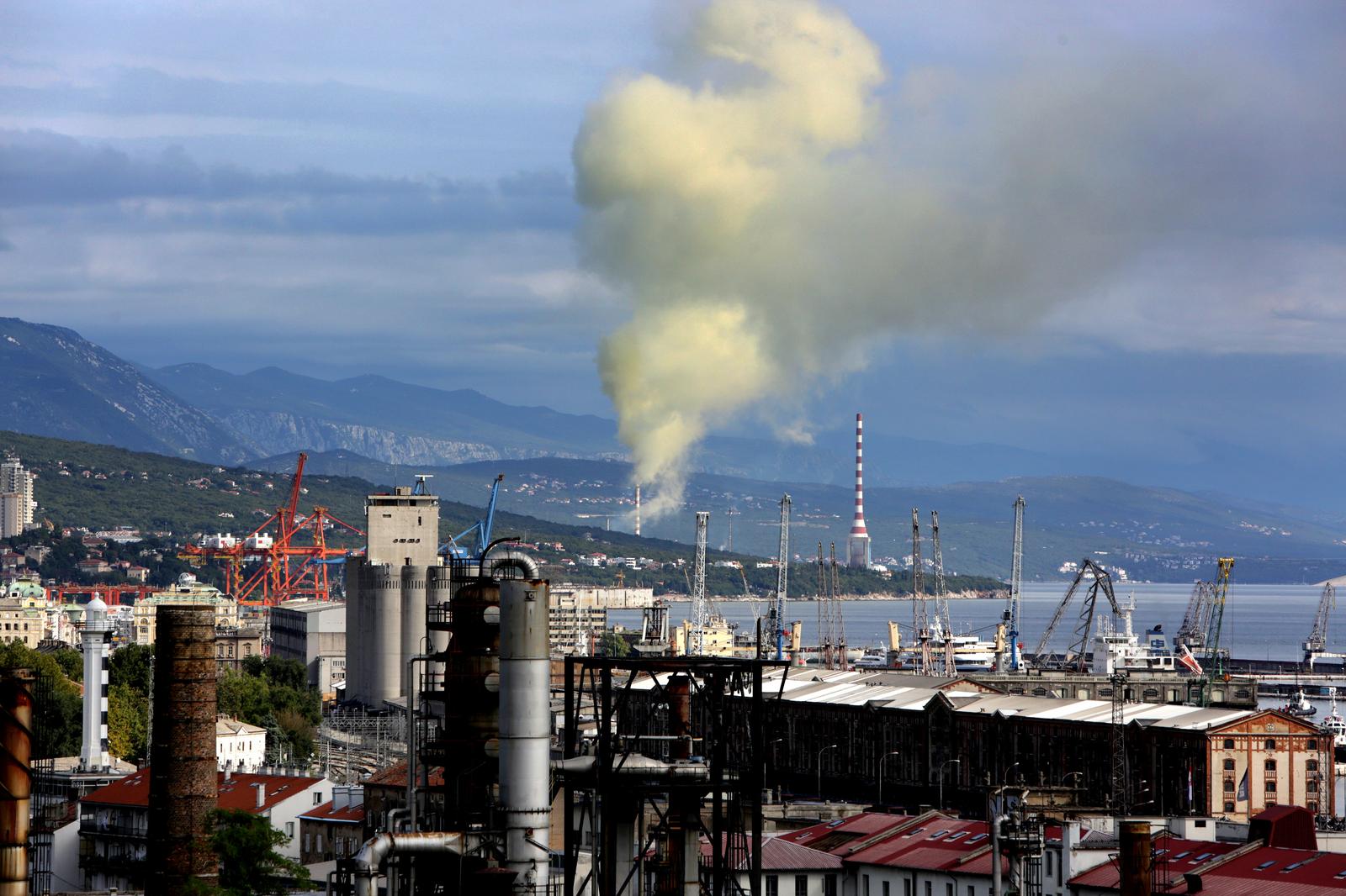 15.09.2017., Rijeka - U popodnevni satima u rafineriji nafte Rijeka Urinj doslo je do procesnog poremecaja u radu FCC postrojenja, sto je uzrokovalo kratkotrajno pojacano dimljenje na centralnom rafinerijskom dimnjaku.
Photo: Nel Pavletic/PIXSELL