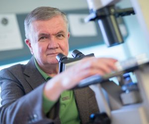 15.12.2016., Rijeka - Profesor Stipan Jonjic u histoloskom laboratoriju Medicinskog fakulteta u Rijeci. 
Photo: Nel Pavletic/PIXSELL