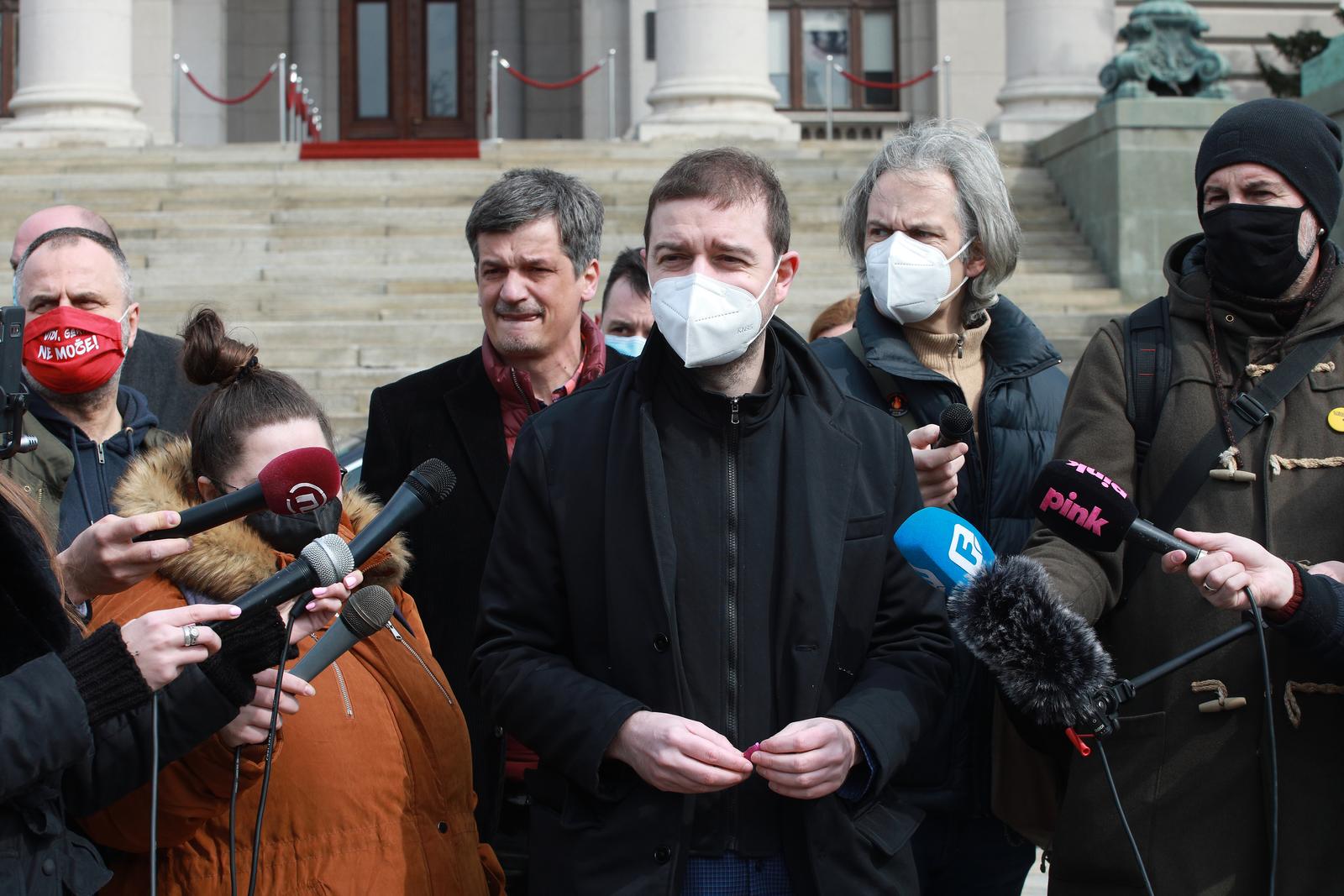 16, March, 2021, Belgrade - In front of the House of the National Assembly, the Independent Journalists' Association of Vojvodina, the Independent Association of Journalists of Serbia, the Media Association, the Online Media Association and the Business Association of the Association of Independent Local Media "Lokal Press" organized a press conference. Zeljko Bodrozic, Stevan Dojcinovic. Photo: Milos Tesic/ATAImages

16, mart, 2021, Beograd  - Ispred Doma Narodne skupstine Nezavisno drustvo novinara Vojvodine, Nezavisno udruzenje novinara Srbije, Asocijacija medija, Asocijacija onlajn medija i Poslovno udruzenje Asocijacije nezavisnih lokalnih medija "Lokal pres" organizovali su konferenciju za medije zbog napada drzavnih funkcionera i tabloidnih medija na nezavisne novinare i medije. Photo: Milos Tesic/ATAImages