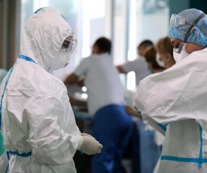 16.04.2021., Zagreb - Reportaza iz KB Dubrava sa odjela intezivnog lijecenja Covid pozitivnih pacijenata koji su na respiratoru. Priprema lijecnika i medicinskog osoblja za ulaz u intezivni odjel.
Photo: Emica Elvedji/PIXSELL