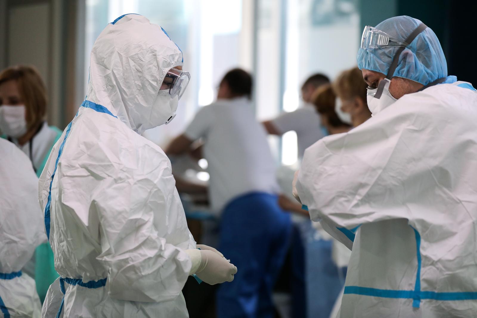 16.04.2021., Zagreb - Reportaza iz KB Dubrava sa odjela intezivnog lijecenja Covid pozitivnih pacijenata koji su na respiratoru. Priprema lijecnika i medicinskog osoblja za ulaz u intezivni odjel.
Photo: Emica Elvedji/PIXSELL