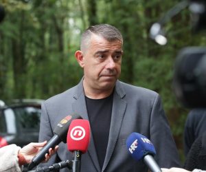 16.10.2020., Vukovar - Na Memorijalnom groblju u Vukovaru obiljezena je 29. obljetnica pogibije generala - bojnika Blage Zadre. Na grob poginulog vijenac je polozio i ministar hrvatskih branitelja Tomo Medved. Tomislav Zadro. 
Photo: Dubravka Petric/PIXSELL