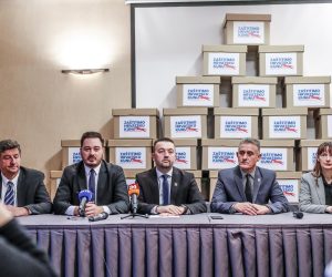 16.11.2021., Zagreb - U hotelu International odrzana konferencija za novinare u povodu objavljivanja broja prikupljenih potpisa referendumske inicijative "Zastitimo hrvatsku kunu". Sudjelovali su clanovi organizacijskog odbora Marijan Pavlicek, Marko Milanovic Litre, Nikica Augustinovic, Vesna Vucemilovic, Zeljko Sacic.