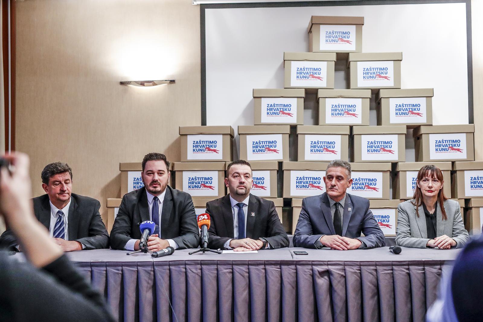 16.11.2021., Zagreb - U hotelu International odrzana konferencija za novinare u povodu objavljivanja broja prikupljenih potpisa referendumske inicijative "Zastitimo hrvatsku kunu". Sudjelovali su clanovi organizacijskog odbora Marijan Pavlicek, Marko Milanovic Litre, Nikica Augustinovic, Vesna Vucemilovic, Zeljko Sacic.
