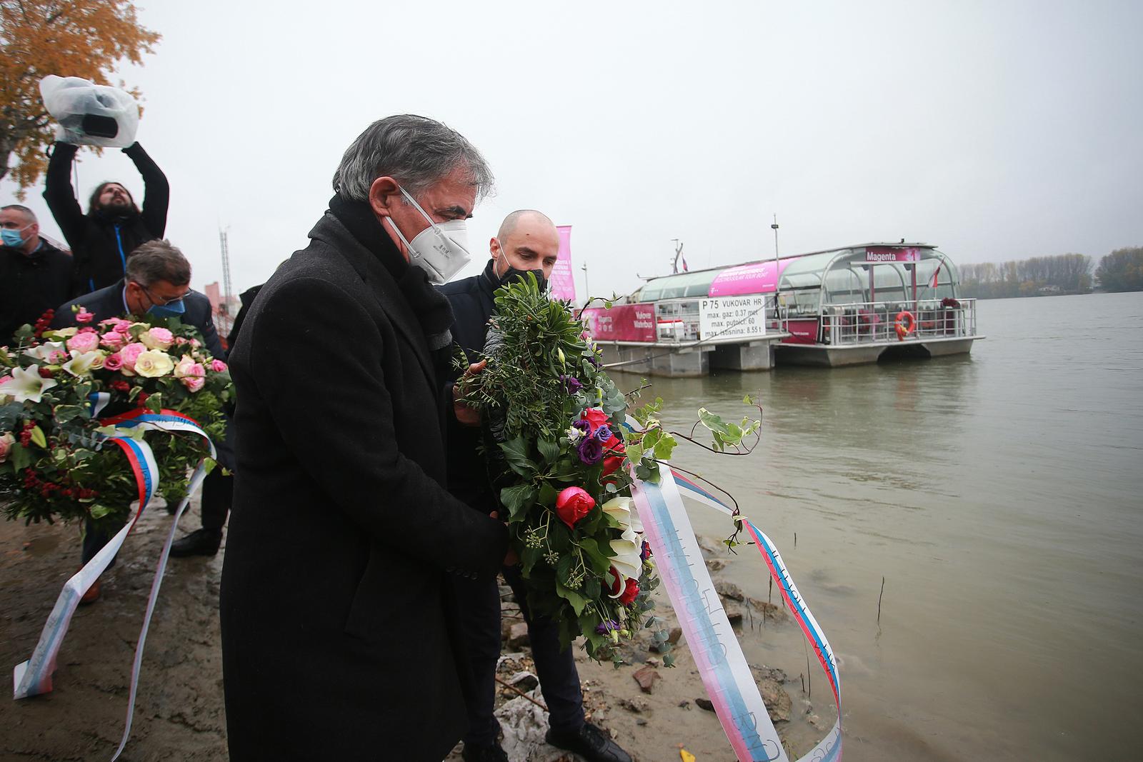 17.11.2020., Vukovar - Clanovi Srpskog narodnog vijeca Milorad Pupovac, potpredsjednik Vlade RH Boris Milosevic i izaslanik Predsjednika Vlade Srbije Veran Matic polozili vijence za poginule gradjane Vukovara srpske nacionalnosti u Dunav. 
Photo: PIXSELL