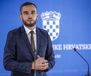 17.11.2021., Zagreb - Nakon sjednice Vlade ministar Josip Aladrovic dao je izjavu okupljenim novinarima. Ministar rada mirovinskog sustava, obitelji i socijalne politike Josip Aladrovic.