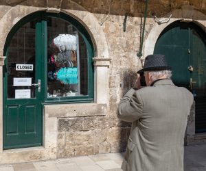 18.03.2020., Stara gradska jezgra, Dubrovnik - Jutarnji djir gradom. Mnogi obrti a i ugostiteljskji objekti su zatvoreni dok nekolicina ipak radi.
Photo: Grgo Jelavic/PIXSELL