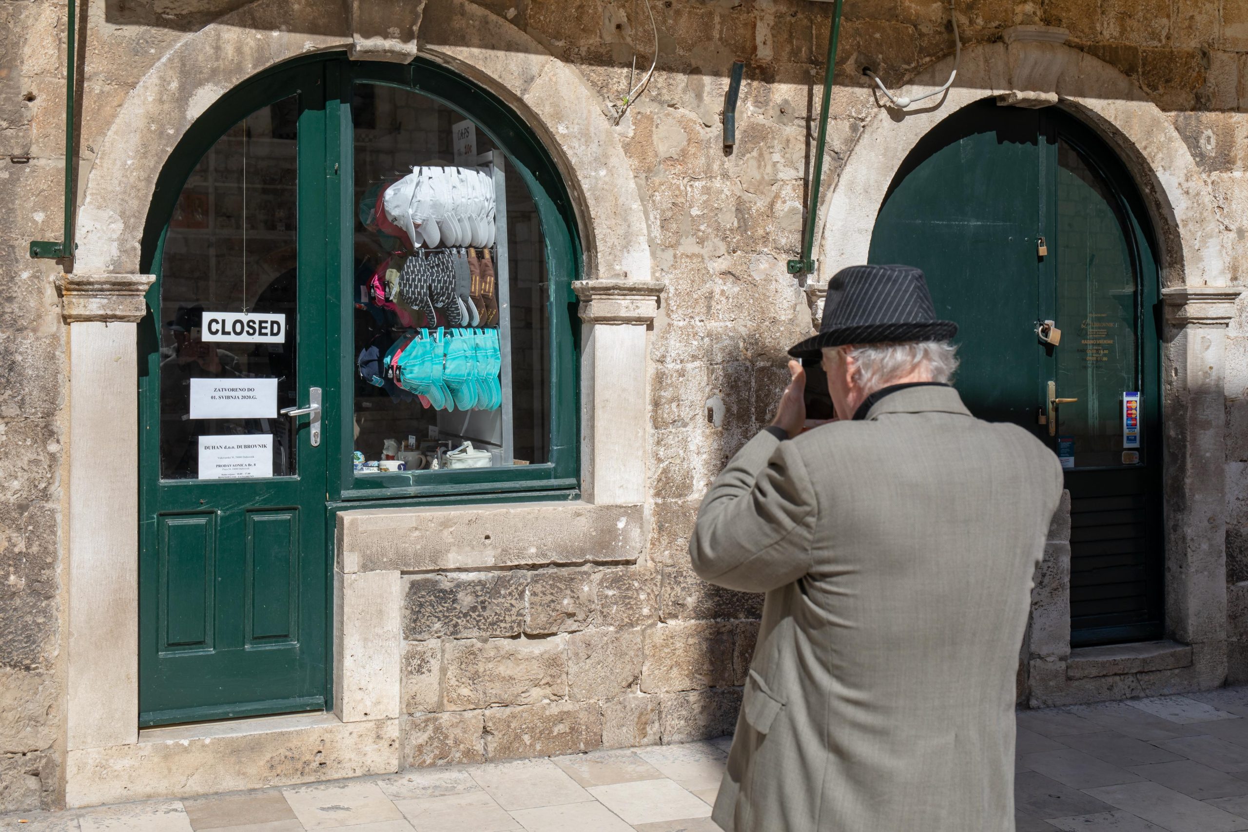 18.03.2020., Stara gradska jezgra, Dubrovnik - Jutarnji djir gradom. Mnogi obrti a i ugostiteljskji objekti su zatvoreni dok nekolicina ipak radi.
Photo: Grgo Jelavic/PIXSELL