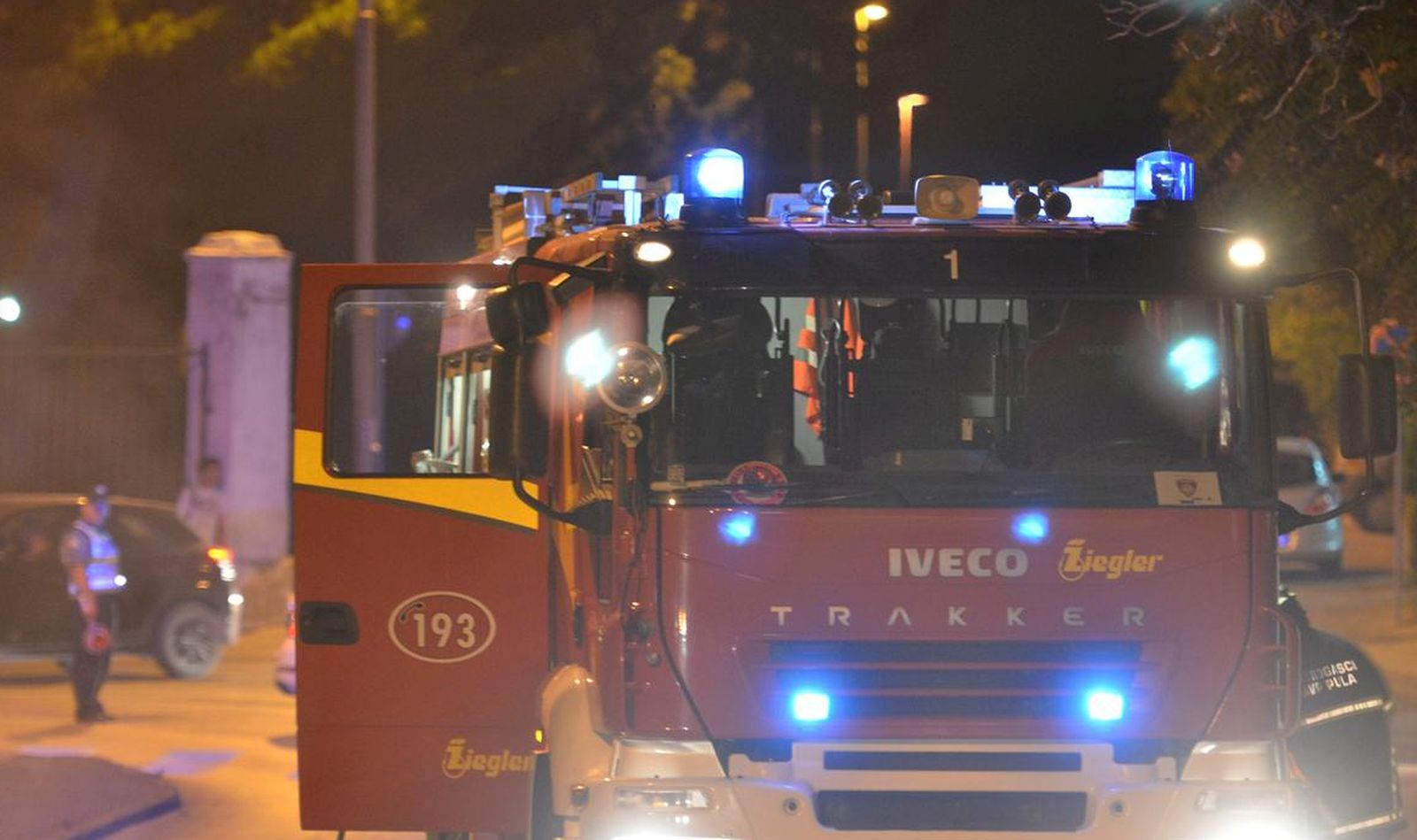 18.08.2017., Pula - Na Vidikovcu u blizini autobusnog stajalista u Rizzijevoj ulici zapalio se autobus Pulaprometa. Photo: Dusko Marusic/PIXSELL