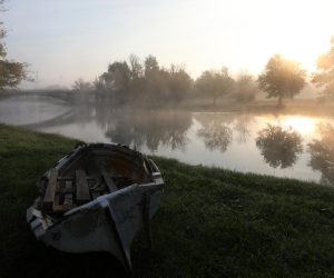 18.10.2021., Karlovac -  Karlovac  godisnje ima 78 dana s maglom, najcesce je to zimi. Danasnje hladno jutro grad se probudio obavijen gustom maglom.  Magla uz rijeku Koranu.
Photo: Kristina Stedul Fabac/PIXSELL