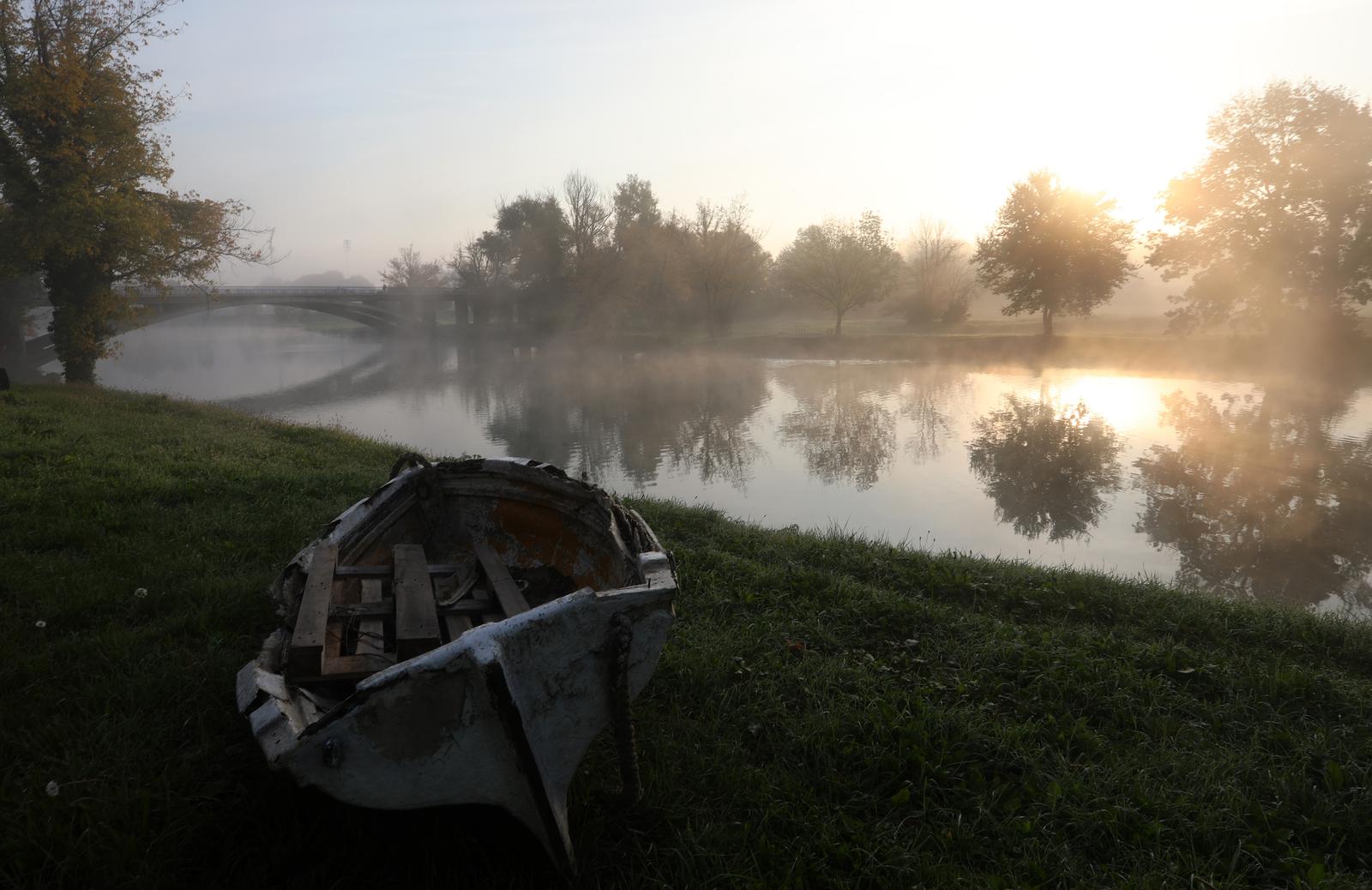 18.10.2021., Karlovac -  Karlovac  godisnje ima 78 dana s maglom, najcesce je to zimi. Danasnje hladno jutro grad se probudio obavijen gustom maglom.  Magla uz rijeku Koranu.
Photo: Kristina Stedul Fabac/PIXSELL