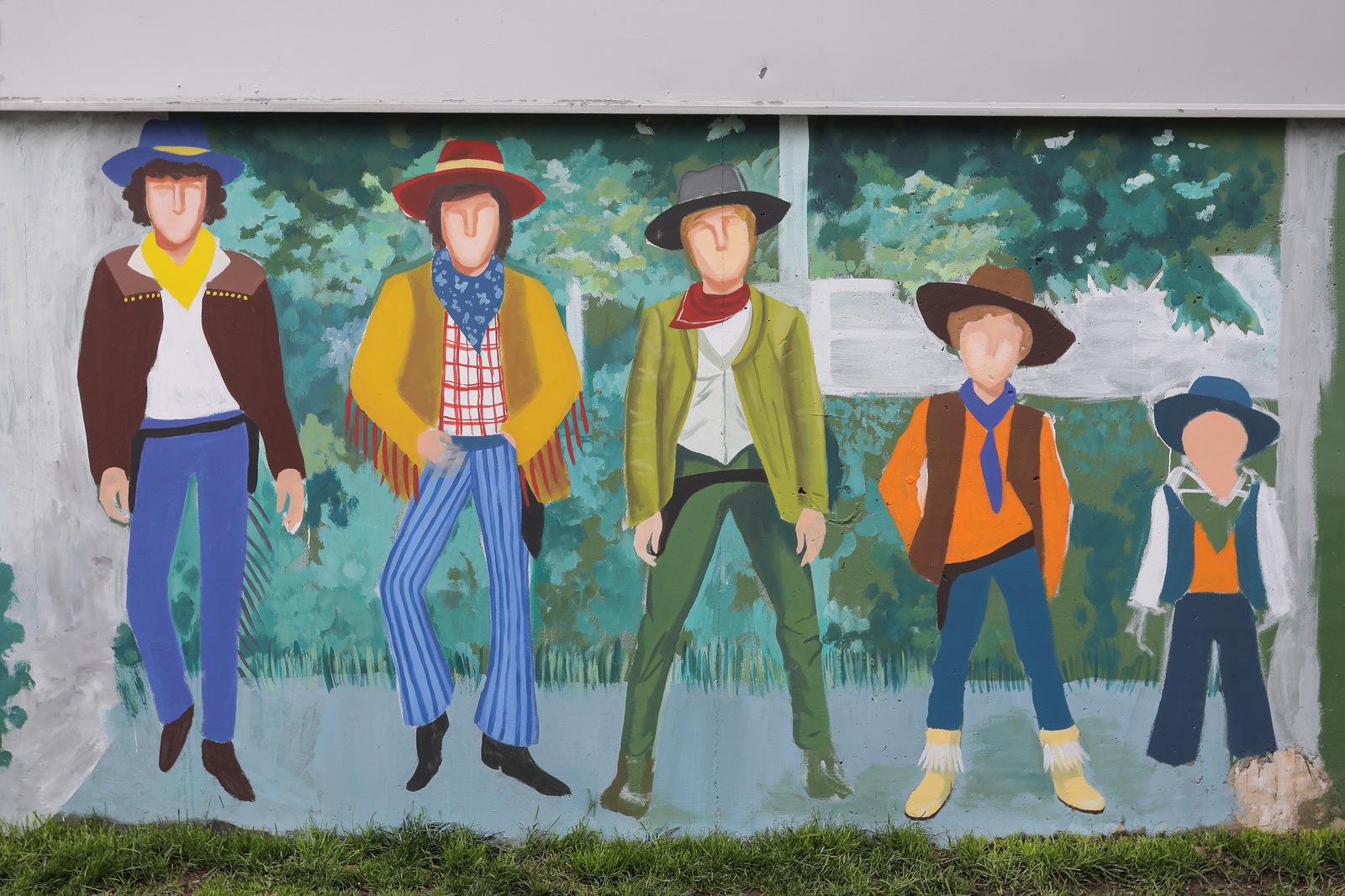 19.04.2021., Zagreb - Na ulazu u Teniski klub Klincek u Kuslanovoj ulici osvanuo je mural koji prikazuje petero brace Vragec, iz televizijske serije Smogovci, cija se radnja odvijala na toj i okolnim lokacijama, na kojima je i snimana. 
Photo: Tomislav Miletic/PIXSELL