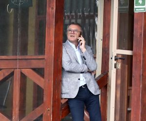 19.05.2021., Sarajevo, Bosna i Hercegovina - Zdravko Mamic prica na mobitel dok ceka da izadje njegov brat Zoran Mamic iz  Suda Bosne i Hercegovine. 
Photo: Armin Durgut/PIXSELL