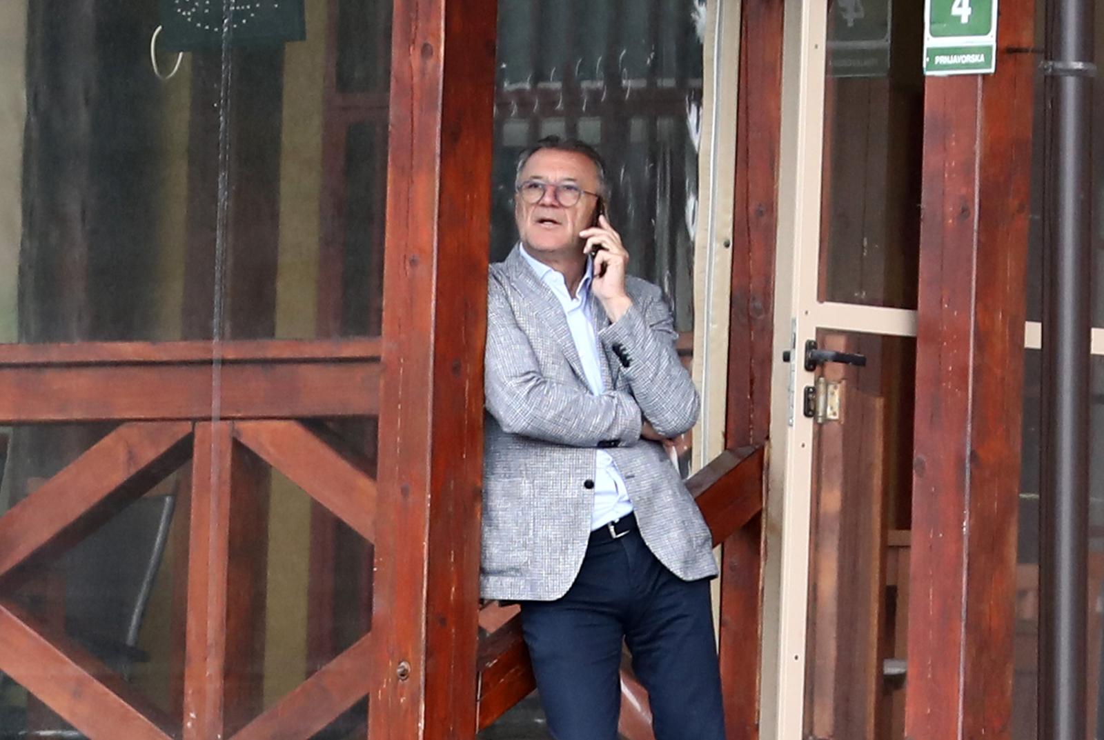 19.05.2021., Sarajevo, Bosna i Hercegovina - Zdravko Mamic prica na mobitel dok ceka da izadje njegov brat Zoran Mamic iz  Suda Bosne i Hercegovine. 
Photo: Armin Durgut/PIXSELL