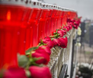 19.11.2020., Borovo Naselje, Vukovar -  U Borovu Naselju je obiljezena 29. godisnjica stradanja te vukovarske gradske cetvrti u Domovinskom ratu.
Na danasnji dan prije 29 godina pripadnici JNA i srpskih paravojnih postrojbi topnickim napadom pokusali su srusiti zgradu Borovo Commerca koja je tada bila skloniste i ratna bolnica. Zgrada se zapalila dok je u njoj bilo 800 ranjenika i civila te oko 200 tesko ranjenih osoba. Pri tome je poginula 51 osoba dok ih je 115 odvedeno u srpske koncentracijske logore. U obrani Borova Naselja poginulo je i ubijeno oko 500 osoba, a ukupno ga je branilo 1.189 branitelja. Photo: Davor Javorovic/PIXSELL
