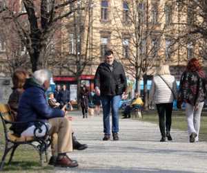 20.02.2021., Zagreb - Mnogi gradjani odlucili su iskoristiti toplu i suncanu subotu prijepodne za setnju i ispijanje kave za van u parku na Trgu Franje Tudjmana. 
Photo: Emica Elvedji/PIXSELL