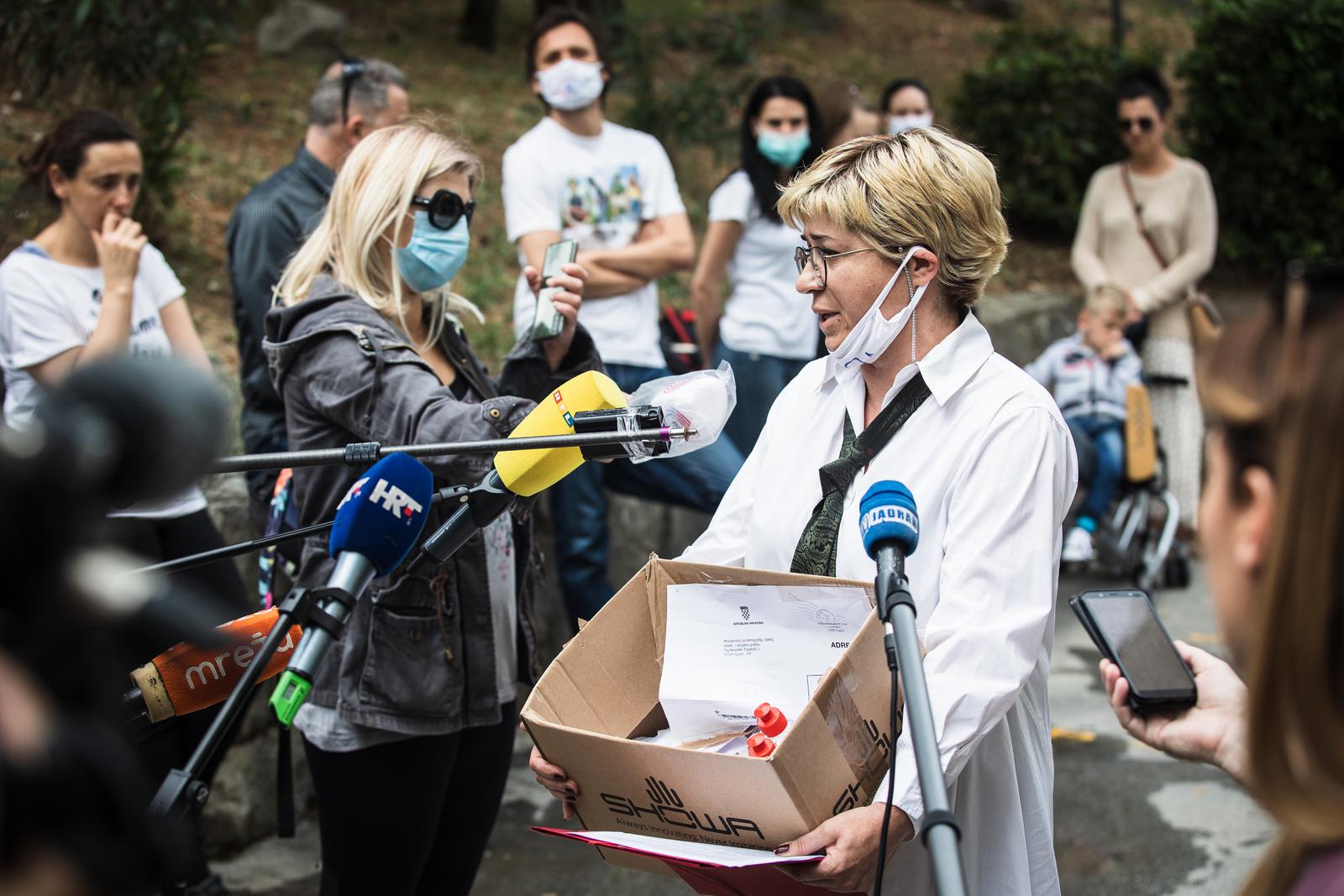 20.05.2020., Split - Udruga roditelja za djecu najteze tjelesne invalide i djecu s teskocama u razvoju Andeli odrzala je konferenciju za medije. Na konferenciji za medije bilo je rijeci o poteskocama s kojima se Udruga suocava, te nedavnom slucaju u kojem su paket sa zastitnom opremom dobili nakon gotovo dva mjeseca od pocetka epidemije.
Predsjednica udruge Dijana Anicic
Photo: Milan Sabic/PIXSELL