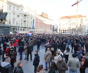 20.11.2021., Zagreb - Gradjanska udruga "Inicijativa prava i slobode" organizirala je prosvjed protiv COVID potvrda pod nazivom "ZAjedno za Slobodu" koji je krenuo s lokacije Trga Francuske Republike i Trga zrtava fasizma te  je odrediste obje kolone na Trgu bana Josipa Jelacica.
