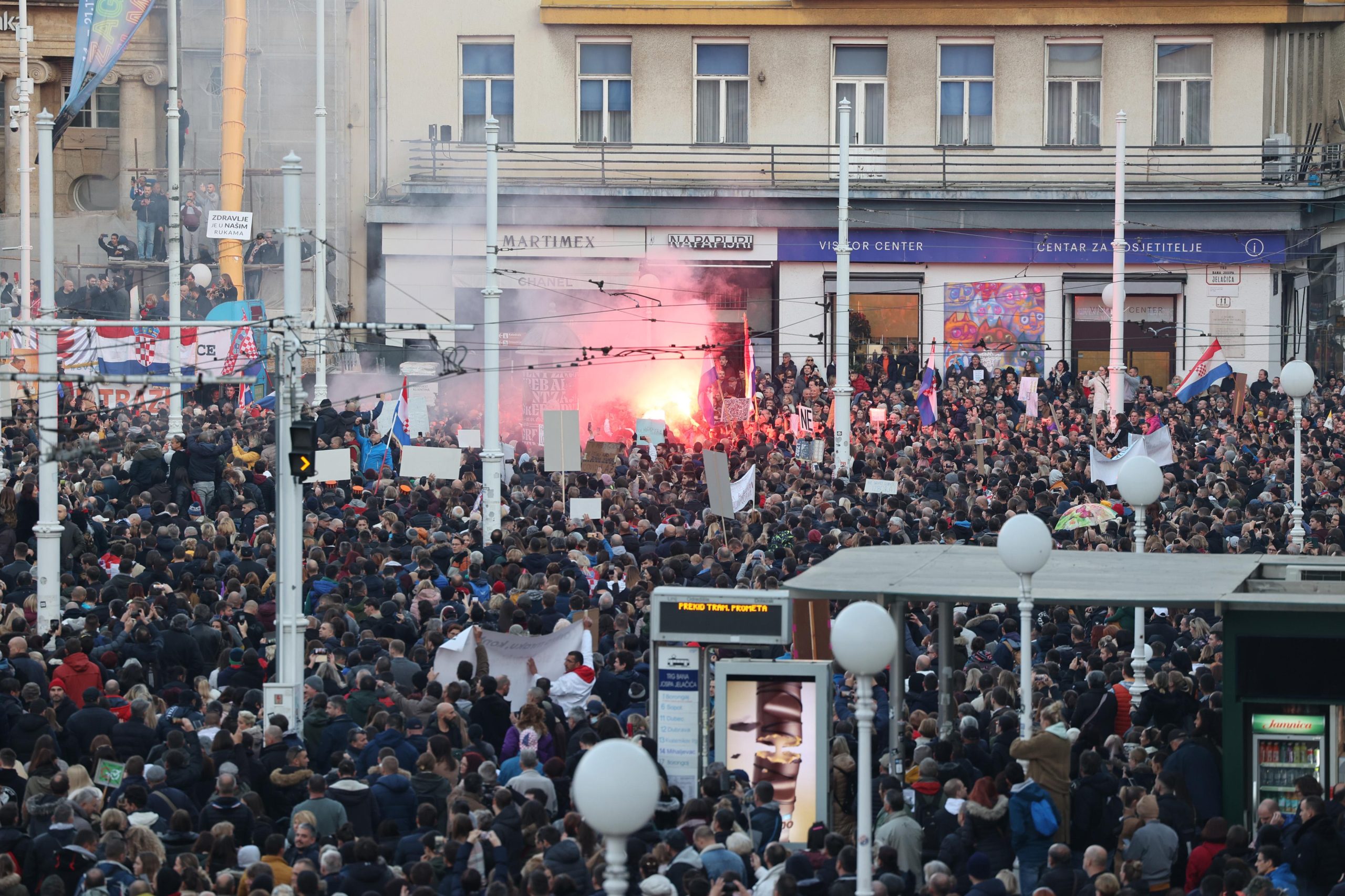 20.11.2021., Zagreb - Gradjanska udruga "Inicijativa prava i slobode" organizirala je prosvjed protiv COVID potvrda pod nazivom "ZAjedno za Slobodu" koji je krenuo s lokacije Trga Francuske Republike i Trga zrtava fasizma te  je odrediste obje kolone na Trgu bana Josipa Jelacica.