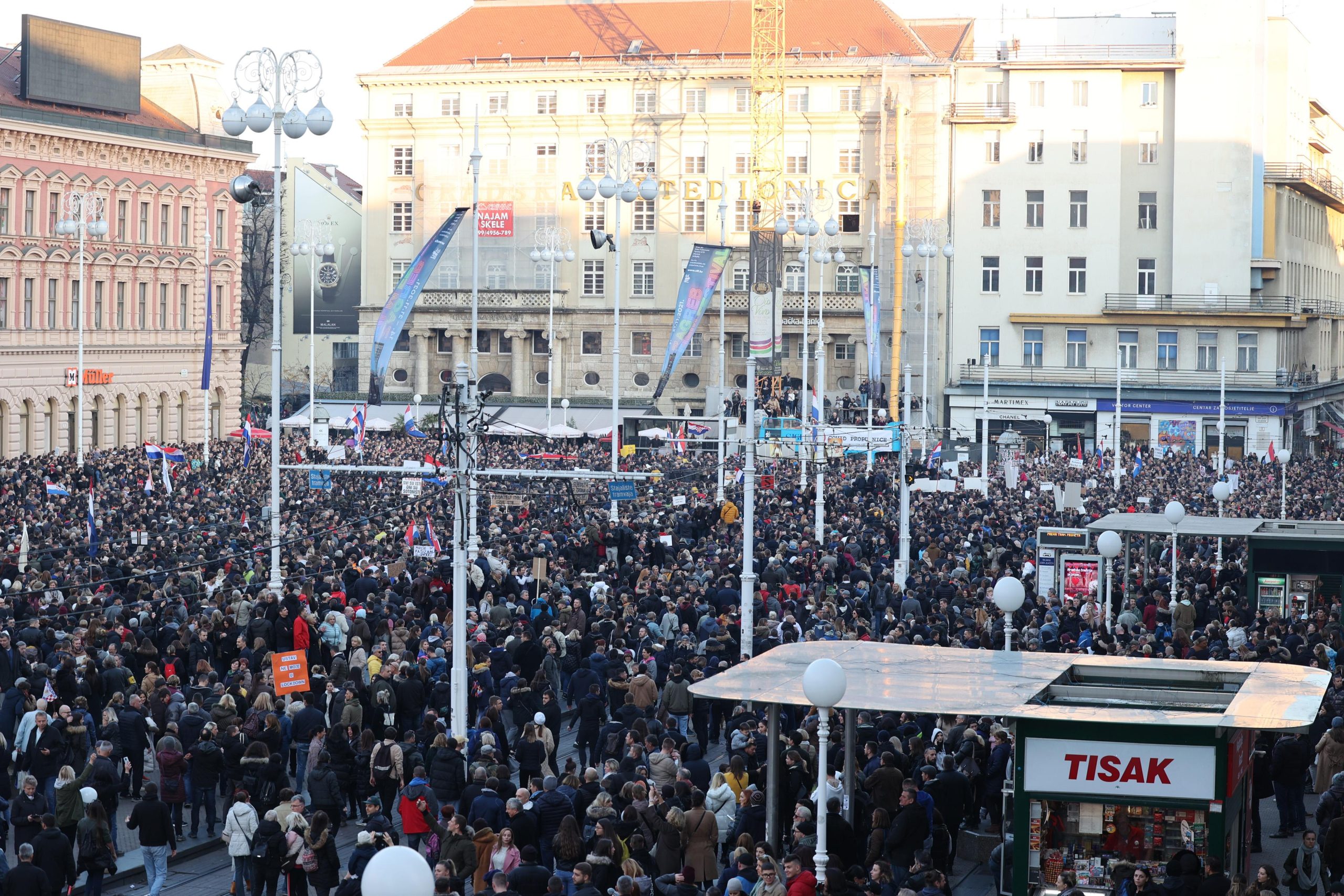 20.11.2021., Zagreb - Gradjanska udruga "Inicijativa prava i slobode" organizirala je prosvjed protiv COVID potvrda pod nazivom "ZAjedno za Slobodu" koji je krenuo s lokacije Trga Francuske Republike i Trga zrtava fasizma te  je odrediste obje kolone na Trgu bana Josipa Jelacica.
