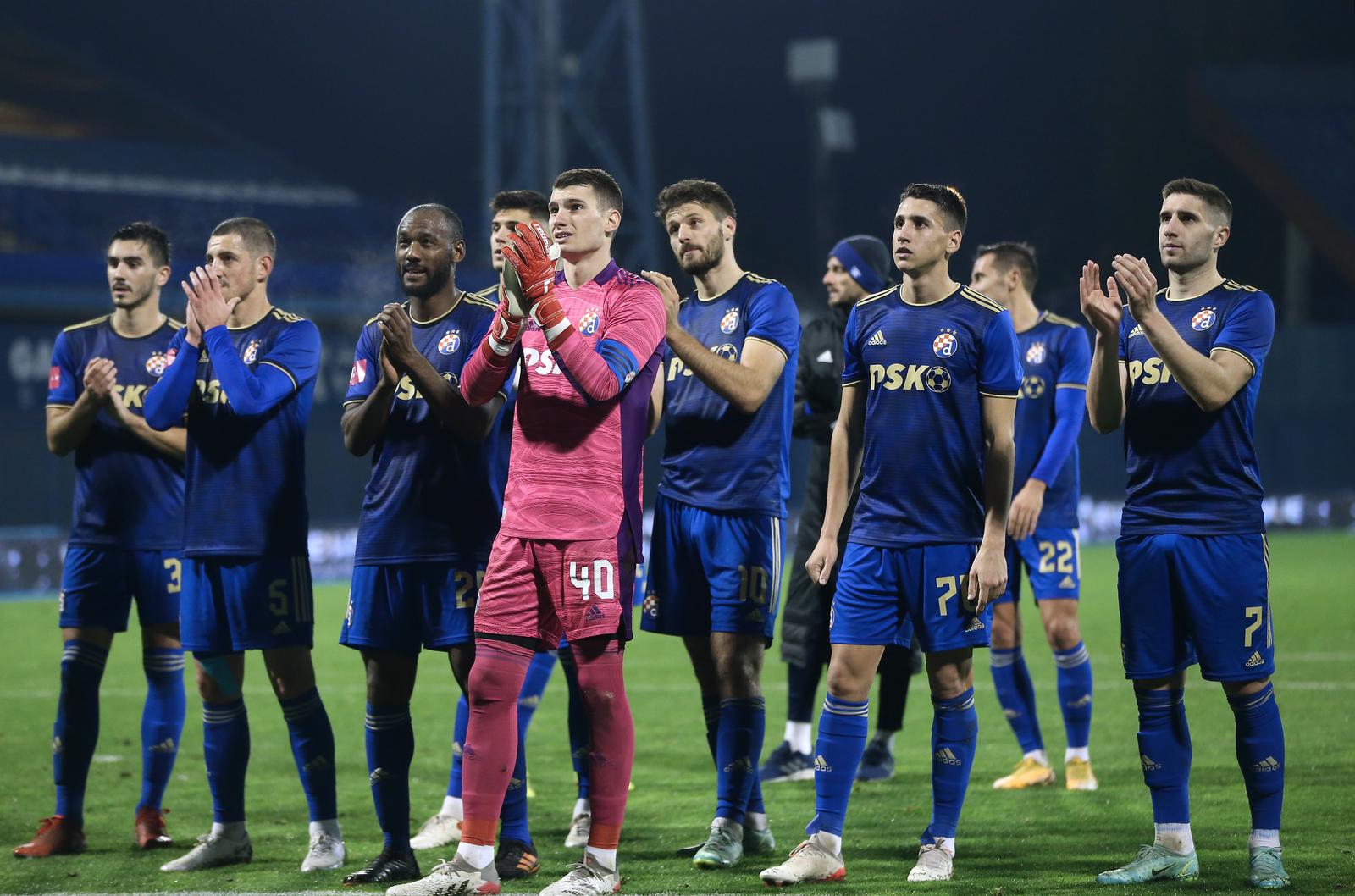 20.11.2021., stadion Maksimir, Zagreb - Hrvatski Telekom Prva liga, 16. kolo, GNK Dinamo - NK Osijek. Nakon utakmice igraci Dinama pozdravili su navijace na tribini. Kevin Theophile-Catherine, Domagoj Livakovic, Bruno Petkovic, Luka Ivanusec, Tokic Marko, Arijan Ademi, Menalo Luka.