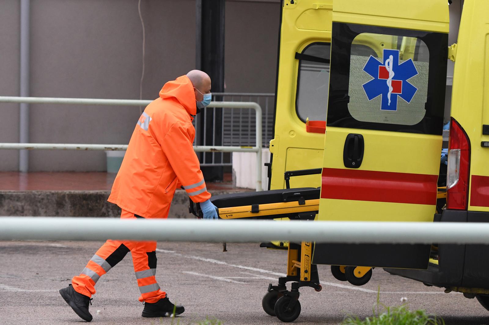23.01.2021., Sibenik - Vozila Hitne medicinske pomoci ispred hitnoga prijama Opce bolnice Sibenik.
Photo: Hrvoje Jelavic/PIXSELL
