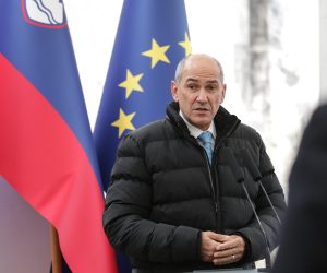 22.11.2021.,Slovenija, Otocec na Krki, predsjednik Vlade republike Hrvatske Andrej Plenkovic   predsjednik Vlade Slovenije Janez Jansa u drusvu bivsih predsjednika Vlada republike Slovenije i Hrvatske, Alojza Petrerlea i Pavla Gregorica svecano otkrili spomen plocu kod dvorca Otocec.