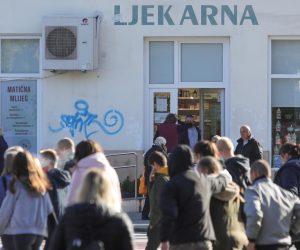 23.09.2021., Osijek - Zapoceo je projekt Hrvatskog zavoda za javno zdravstvo, Ministarstva zdravstva, Hrvatskog zavoda za zdravstveno osiguranje i Hrvatske ljecnicke komore pod nazivom ''Ljekarna kao mjesto cijepljenja protiv bolesti COVID-19'' kako bi se ubrzalo cijepljenje sto veceg broja stanovnistva. Photo: Dubravka Petric/PIXSELL