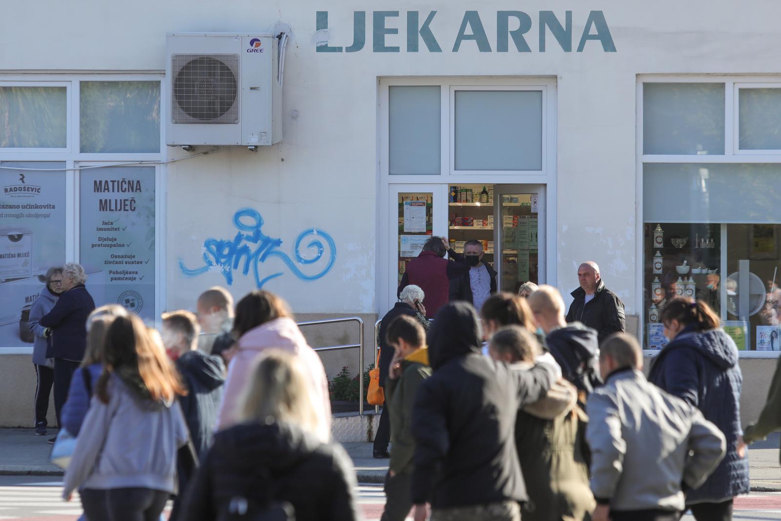23.09.2021., Osijek - Zapoceo je projekt Hrvatskog zavoda za javno zdravstvo, Ministarstva zdravstva, Hrvatskog zavoda za zdravstveno osiguranje i Hrvatske ljecnicke komore pod nazivom ''Ljekarna kao mjesto cijepljenja protiv bolesti COVID-19'' kako bi se ubrzalo cijepljenje sto veceg broja stanovnistva. Photo: Dubravka Petric/PIXSELL