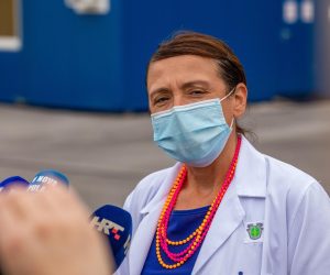 23.10.2020.., Pula - 
Ravnateljica Opce bolnice Pula, Irena Hrstic sazvala je konfereciju za novinare kako bi izvjestila o stanju u Opcoj bolnici Pula u kojoj su na odjelu pulmologije Covidom 19 zarazena tri pacijenta. Press konferencija odrzana na platou ispred OHBP-a Nove bolnice.
Photo: Srecko Niketic/PIXSELL