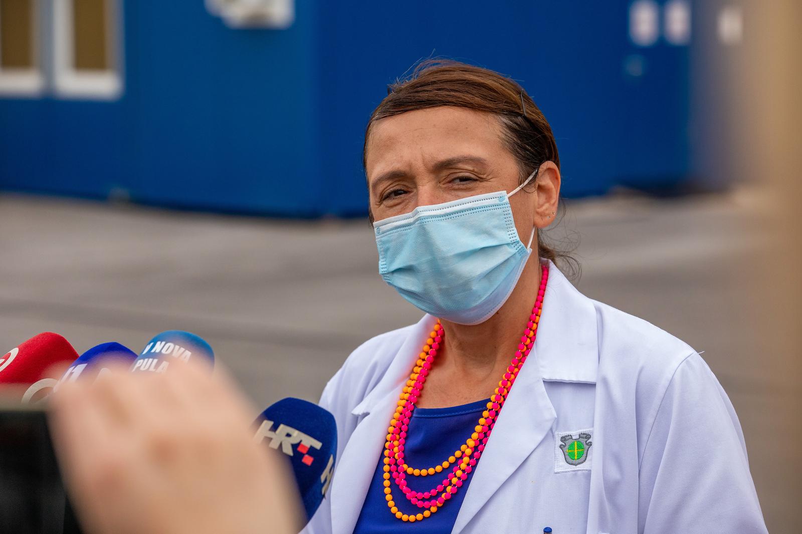 23.10.2020.., Pula - 
Ravnateljica Opce bolnice Pula, Irena Hrstic sazvala je konfereciju za novinare kako bi izvjestila o stanju u Opcoj bolnici Pula u kojoj su na odjelu pulmologije Covidom 19 zarazena tri pacijenta. Press konferencija odrzana na platou ispred OHBP-a Nove bolnice.
Photo: Srecko Niketic/PIXSELL