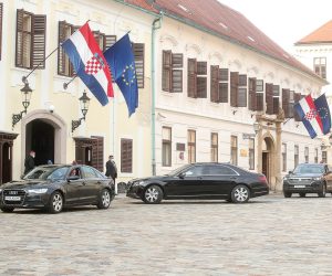 23.11.2020., Zagreb - Sjednica Vijeca za nacionalnu sigurnost odrzana je u Banskim dvorima. Zoran Milanovic dosao je na sastanak u blindiranom Mercedesom sparkiravsi se u dvoriste Banskih dvora. Na taj nacin predsjednik Zoran Milanovic i premijer Andrej Plenkovic izbjegli su medjusobni susret u prisustvu medija. 
Photo: Goran Stanzl/PIXSELL
