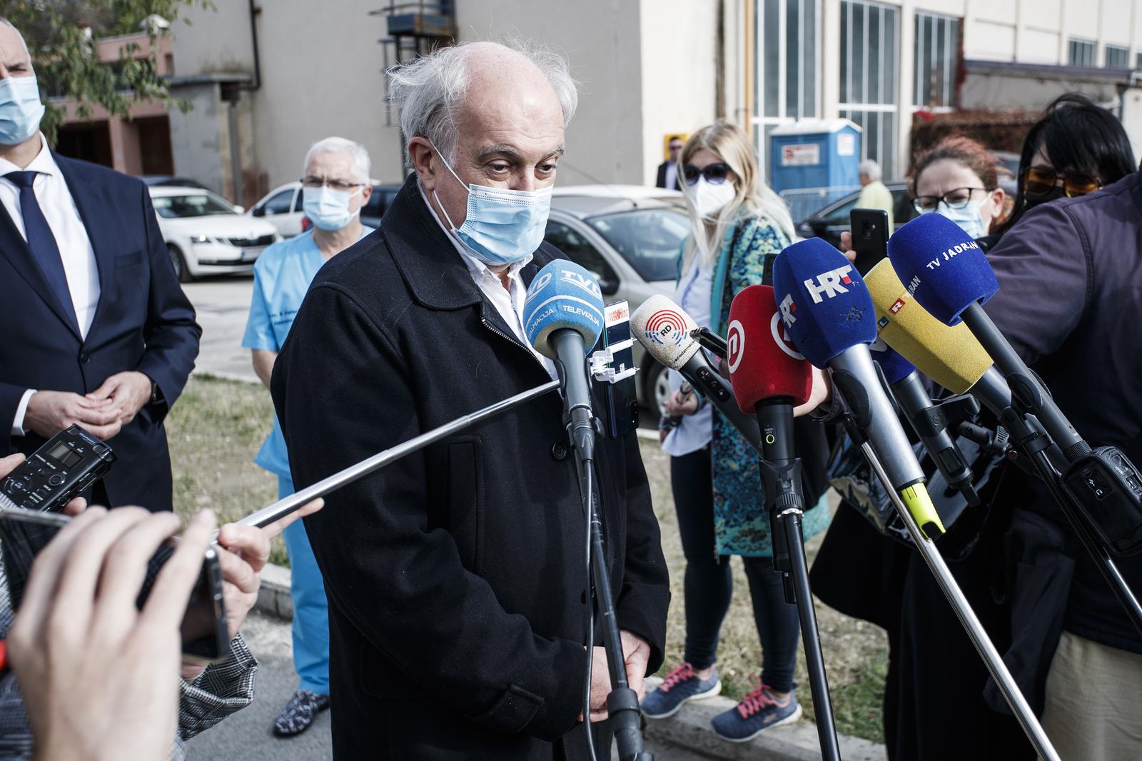 23.11.2021., Split - Gradonacelnik grada Splita Ivica Puljak, ravnatelj KBC Split Julije Mestrovic i predstojnik Klinike za infektologiju KBC Split Ivo Ivic odrzali su izvanrednu konferenciju za medije povodom sve tezeg stanja s covid oboljelima u Splitu.
Ivo Ivic