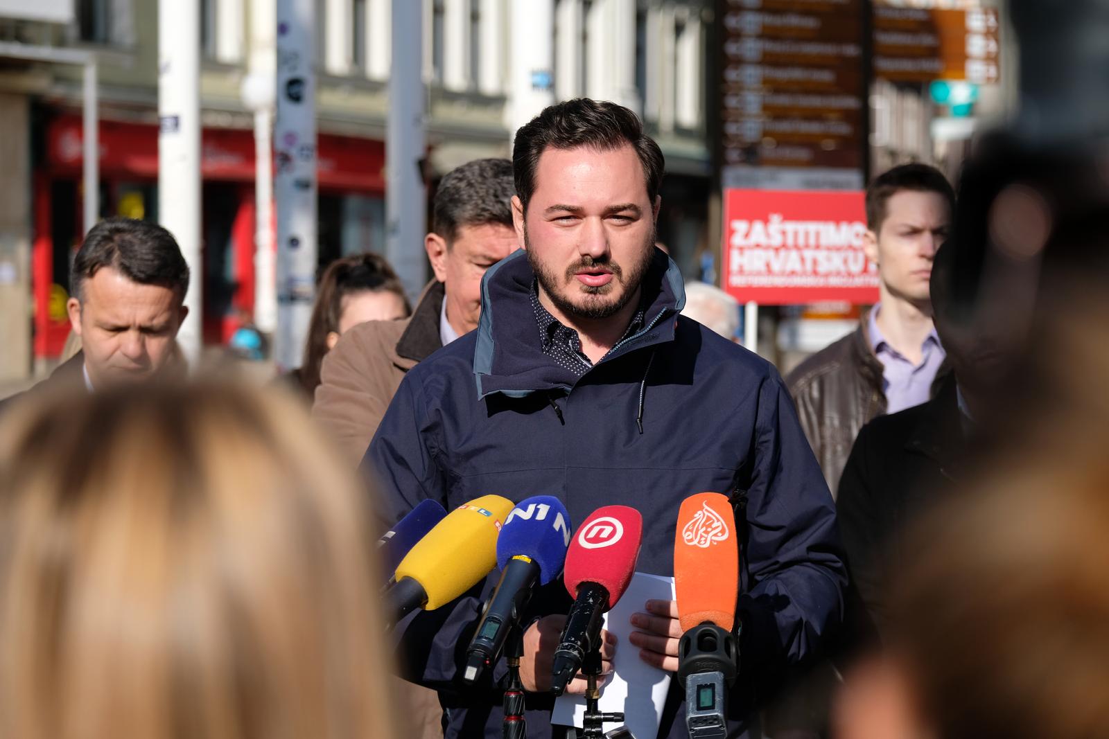 24.10.2021.  Zagreb - Referendumska inicijativa Zastitimo hrvatsku kunu pocela je prikupljanje potpisa za referendum kojim se zeli gradjanima dati izbor izmedju kune i eura