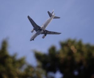 25.07.2015., Dubrovnik - Putnicki  avioni prelijecu iznad grada Dubrovnika na putu za slijetanje u Dubrovacku zracnu luku koja i ove sezone biljezi odlicne rezultate. Uspjesan trend rasta putnickog prometa u Zracnoj luci Dubrovnik nastavlja se i u lipnju. U prethodnom mjesecu na aerodromu je zabiljezeno 245.063 putnika sto je u odnosu na lanjski mjesec povecanje od 4,33%. Sezona u Cilipima je u punom zamahu, brojke se penju i ako se nastavi tempom koji je planiran sve vodi  jos jednoj rekordnoj godini.
Photo: Zeljko Lukunic/PIXSELL