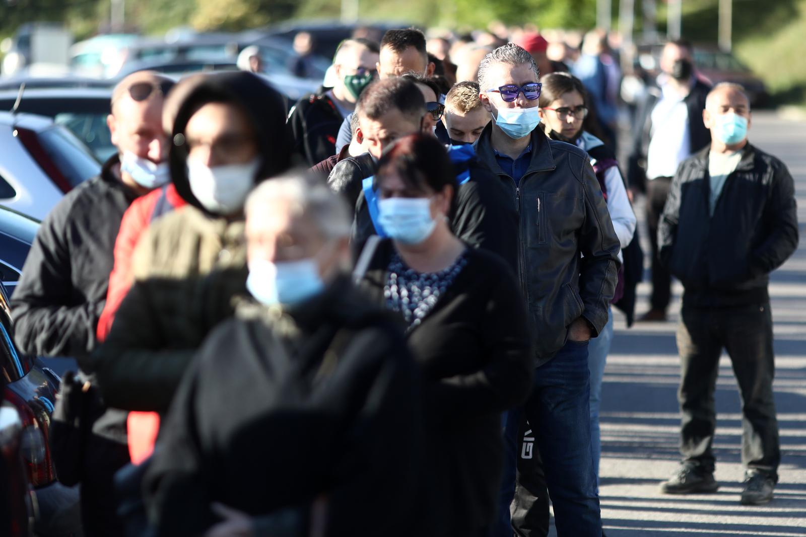 25.09.2021., Sarajevo, Bosna i Hercegovina - Velike guzve u Sarajevu za cjepljenje nakon sto je stiglo Pfizer cjepivo.
 Photo: Armin Durgut/PIXSELL