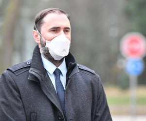 25.11.2020., Varazdin- Predsjednik Hrvatske lijecnicke komore Kresimir Luetic posjetio je Opcu bolnicu Varazdin gdje oboljele od koronavirusa u tranziru smjestaju u satore.
Photo: Vjeran Zganec Rogulja/PIXSELL