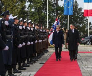 25.11.2021.Zagreb -  Svecani docek predsjednika Macrona  u Uredu predsjednika Republike
Francuski predsjednik Emanuel Macron u pratnji  hrvatskog predsjednika Zorana Milanovica pregledava pocasni postroj Hrvatske vojske.  Predsjednik Macron prvi je francuski predsjednik koji dolazi u sluzbeni posjet Hrvatskoj